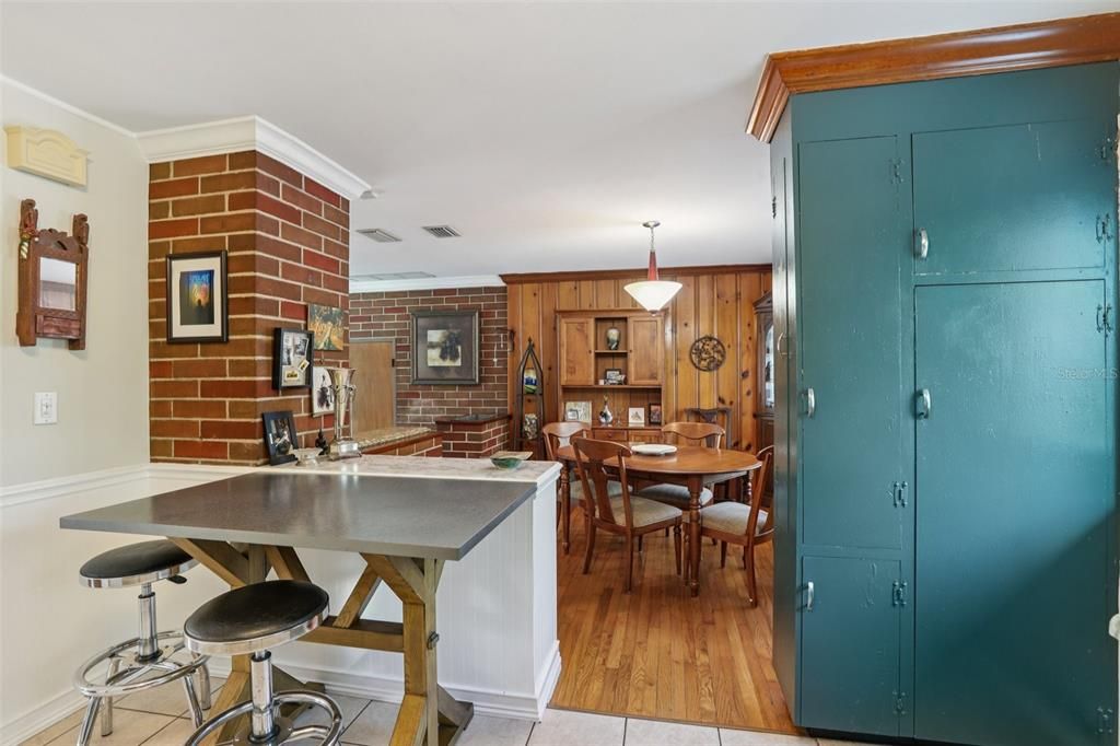 For Sale: $349,900 (2 beds, 1 baths, 1288 Square Feet)