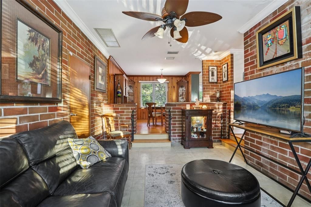 For Sale: $349,900 (2 beds, 1 baths, 1288 Square Feet)