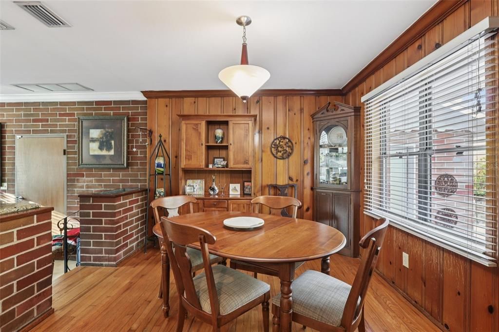 For Sale: $349,900 (2 beds, 1 baths, 1288 Square Feet)