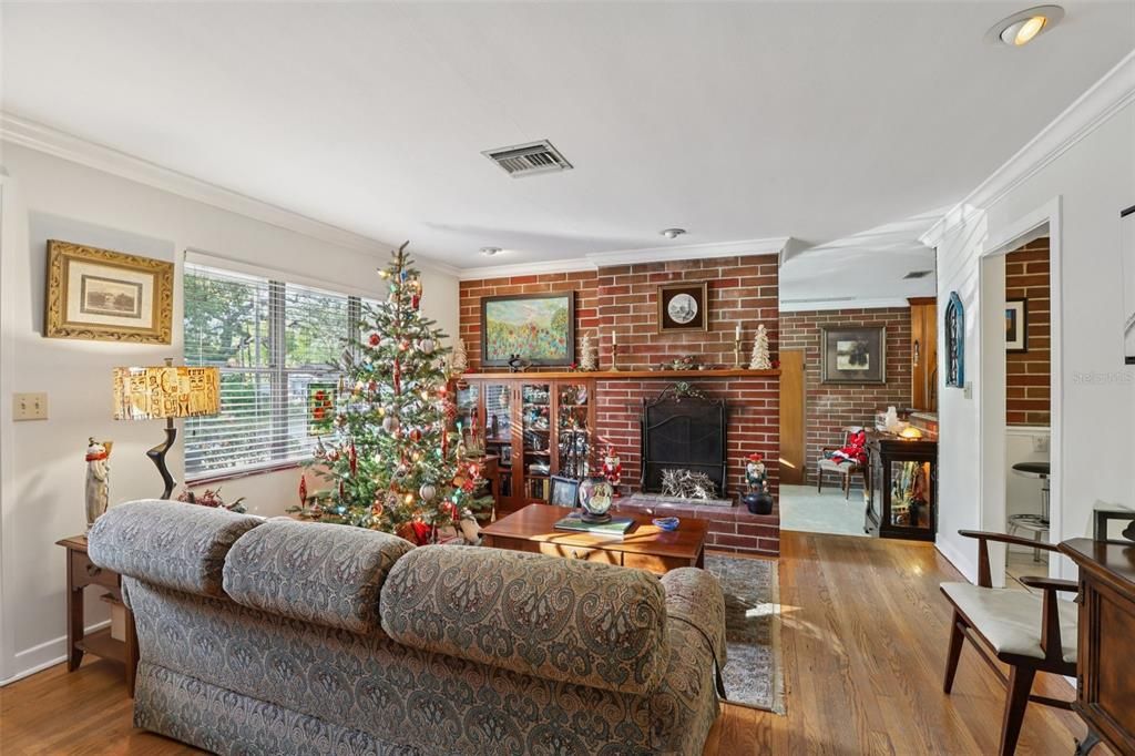 For Sale: $349,900 (2 beds, 1 baths, 1288 Square Feet)