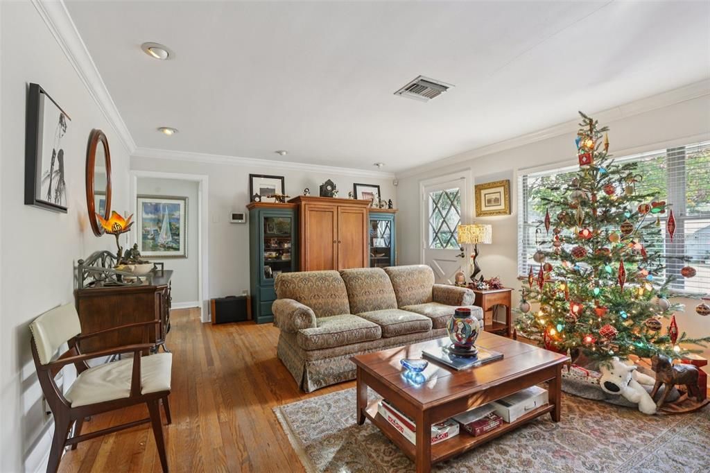 For Sale: $349,900 (2 beds, 1 baths, 1288 Square Feet)