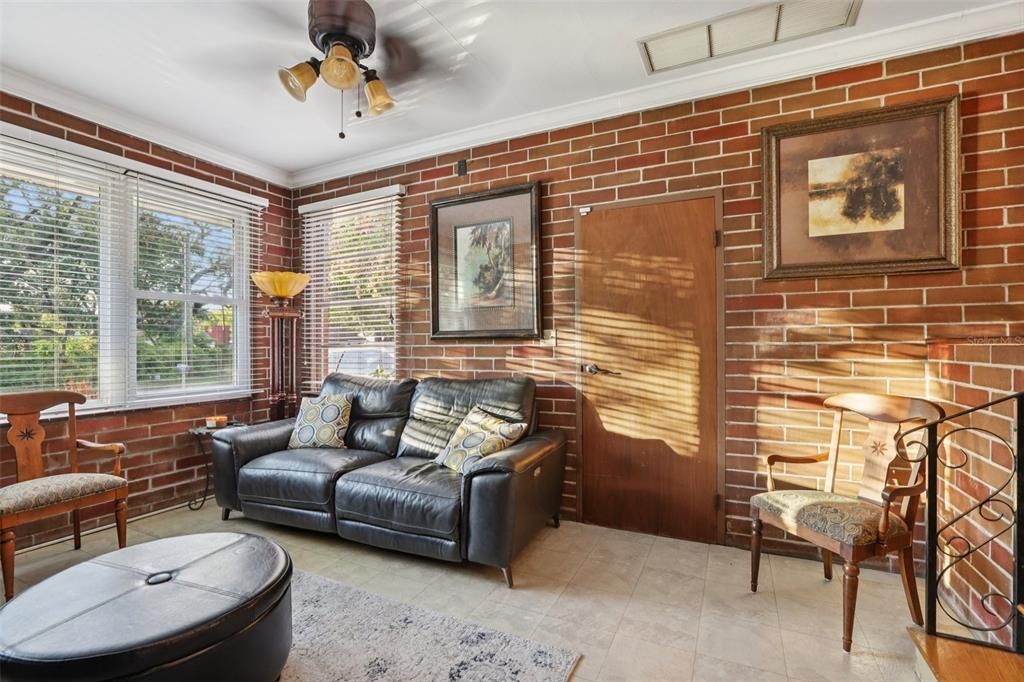 For Sale: $349,900 (2 beds, 1 baths, 1288 Square Feet)