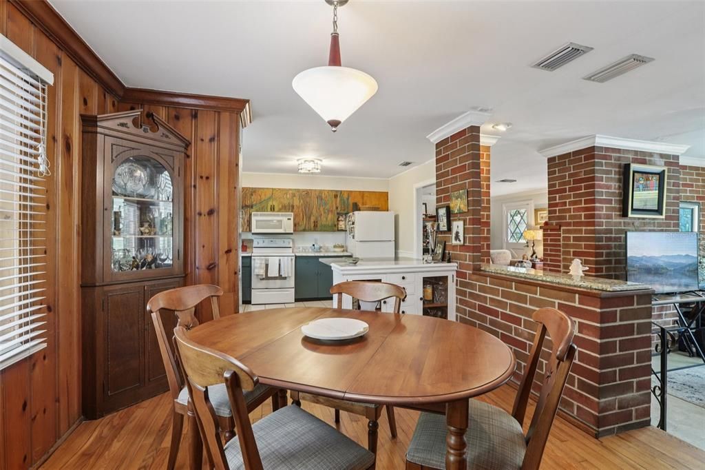 For Sale: $349,900 (2 beds, 1 baths, 1288 Square Feet)