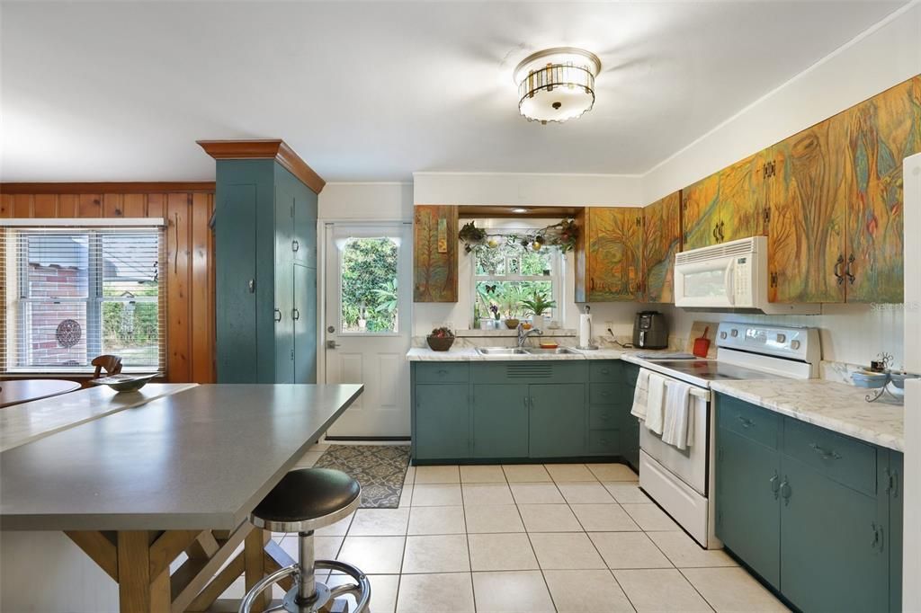 For Sale: $349,900 (2 beds, 1 baths, 1288 Square Feet)