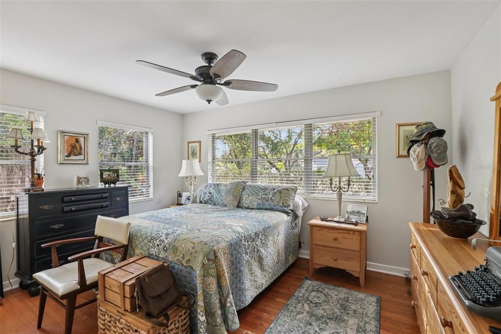 For Sale: $349,900 (2 beds, 1 baths, 1288 Square Feet)