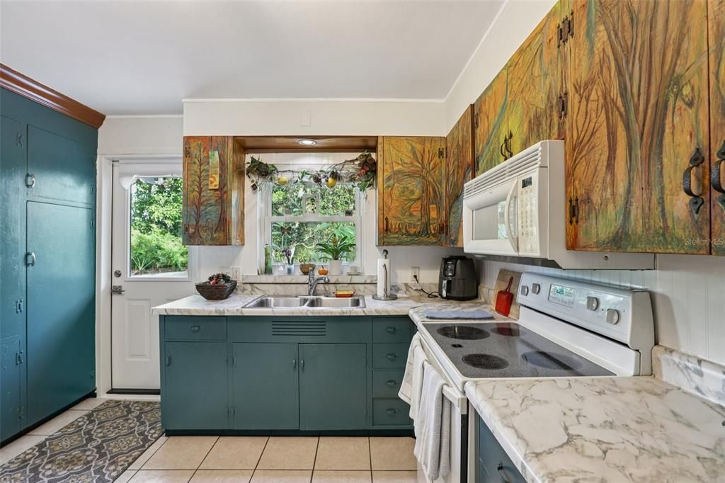 For Sale: $349,900 (2 beds, 1 baths, 1288 Square Feet)