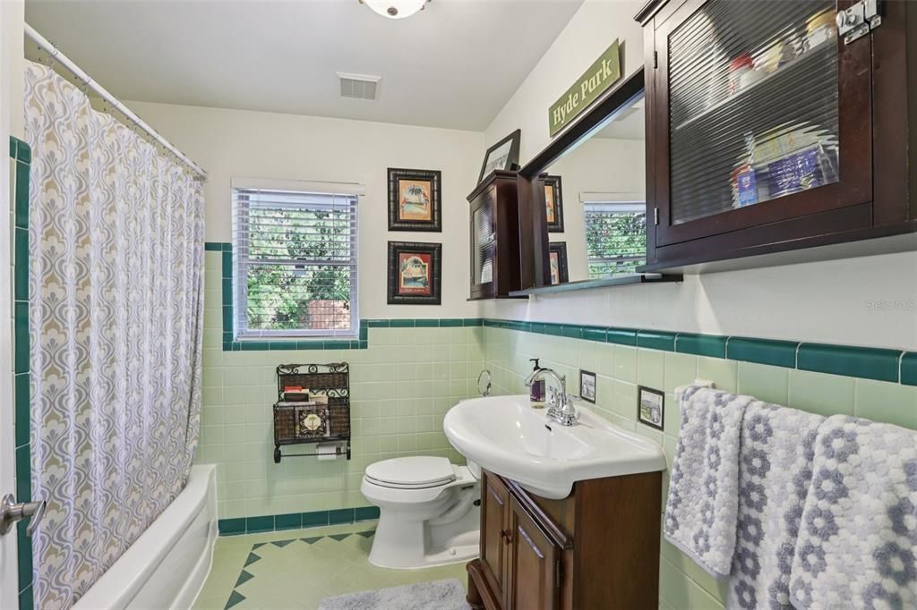 For Sale: $349,900 (2 beds, 1 baths, 1288 Square Feet)