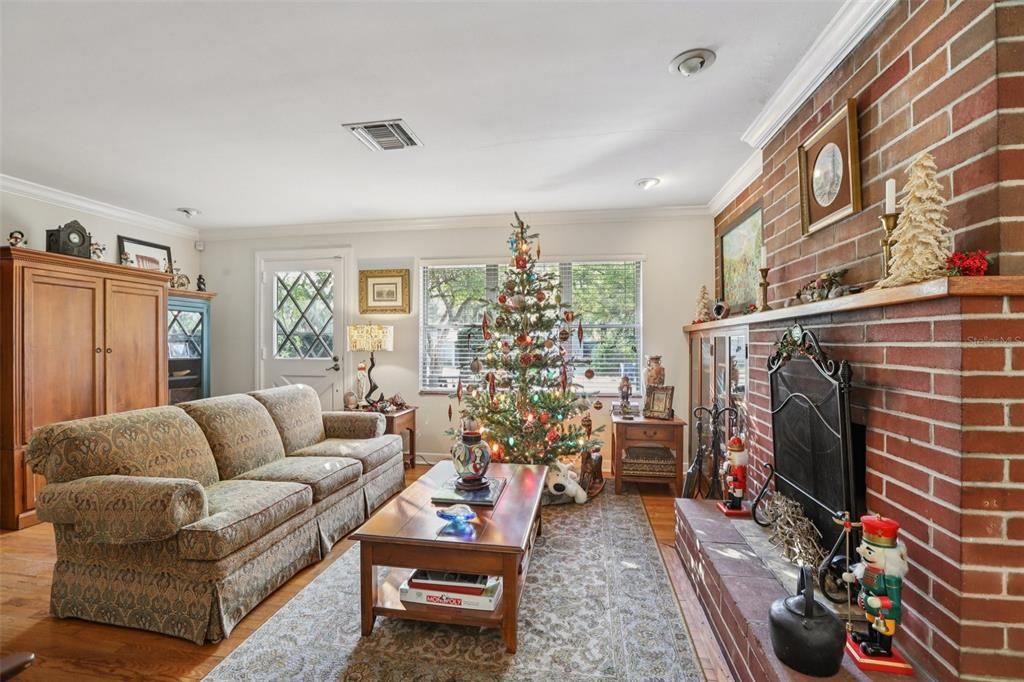 For Sale: $349,900 (2 beds, 1 baths, 1288 Square Feet)