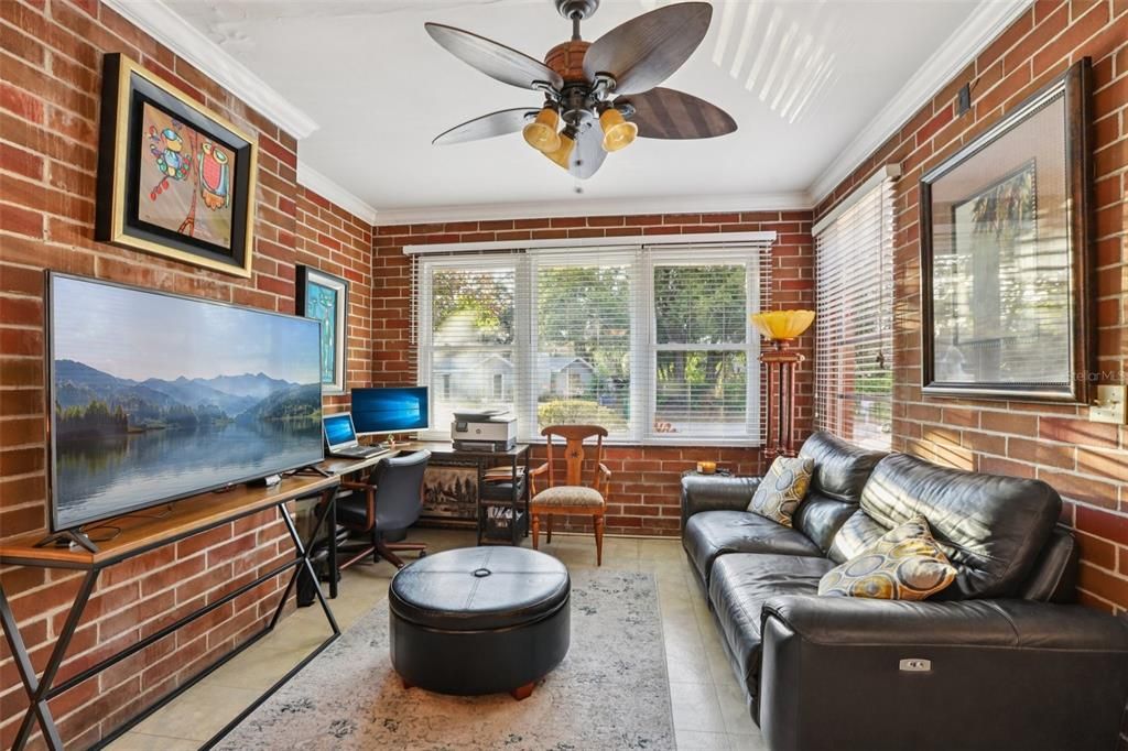 For Sale: $349,900 (2 beds, 1 baths, 1288 Square Feet)