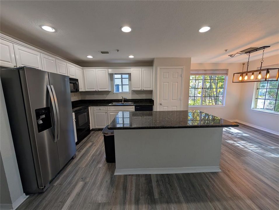 В аренду: $4,500 (3 спален, 3 ванн, 1698 Квадратных фут)