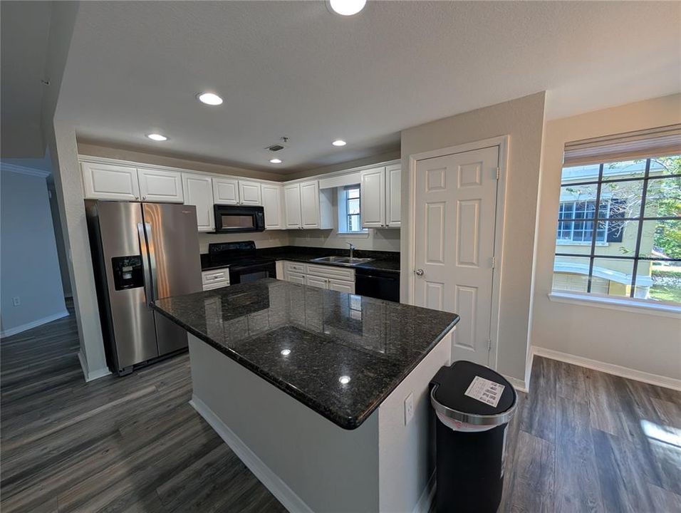 В аренду: $4,500 (3 спален, 3 ванн, 1698 Квадратных фут)