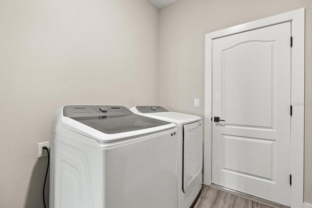 For Sale: $438,888 (4 beds, 2 baths, 2089 Square Feet)