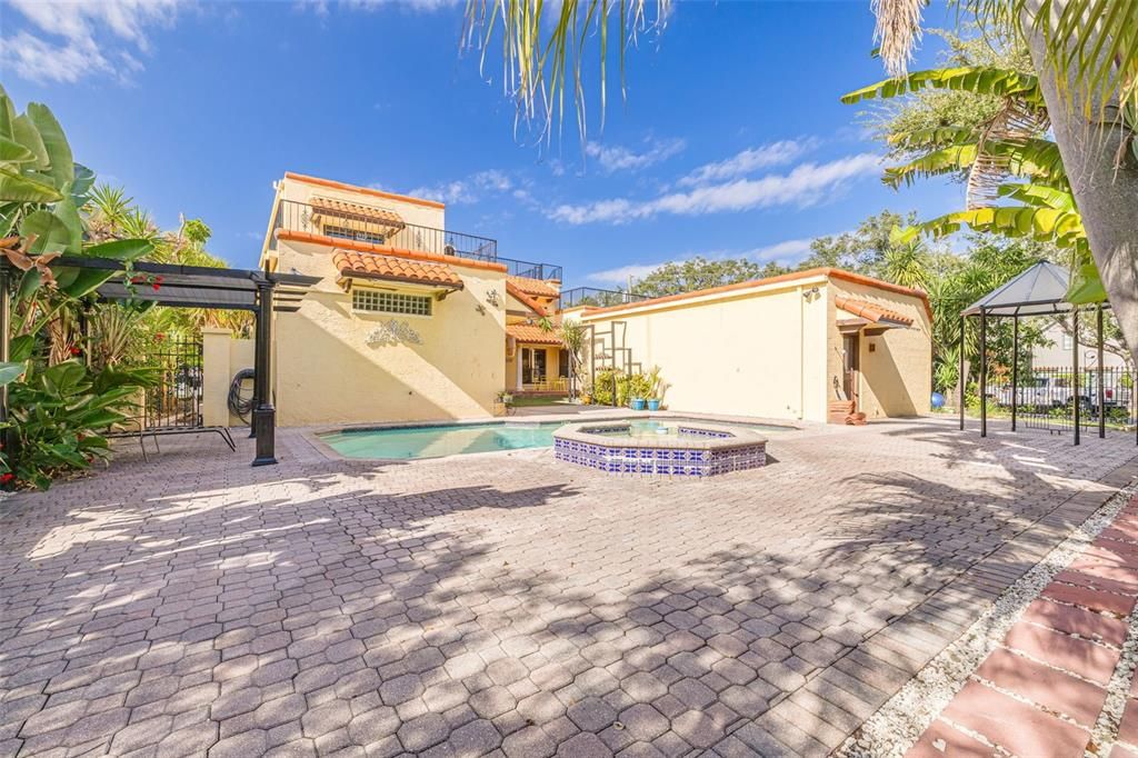 For Sale: $2,599,999 (5 beds, 3 baths, 4066 Square Feet)