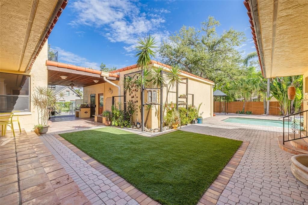 For Sale: $2,599,999 (5 beds, 3 baths, 4066 Square Feet)