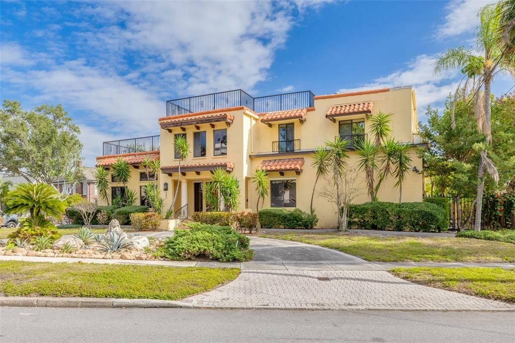 For Sale: $2,599,999 (5 beds, 3 baths, 4066 Square Feet)