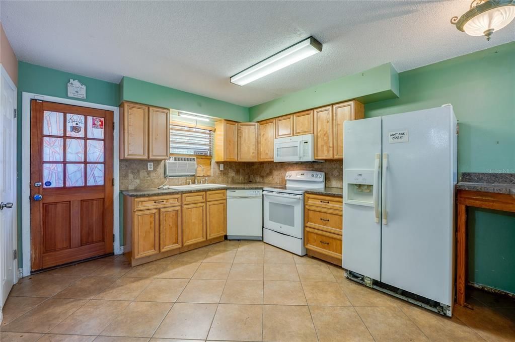 For Sale: $199,900 (4 beds, 3 baths, 1716 Square Feet)