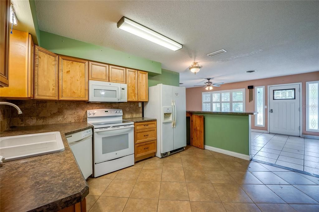 For Sale: $199,900 (4 beds, 3 baths, 1716 Square Feet)