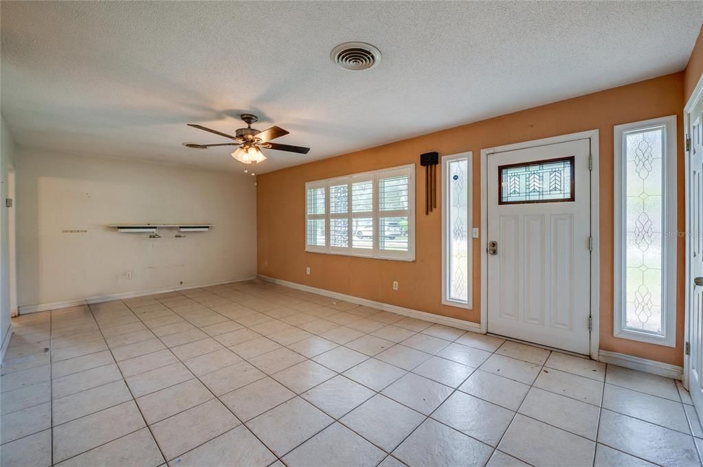 For Sale: $199,900 (4 beds, 3 baths, 1716 Square Feet)