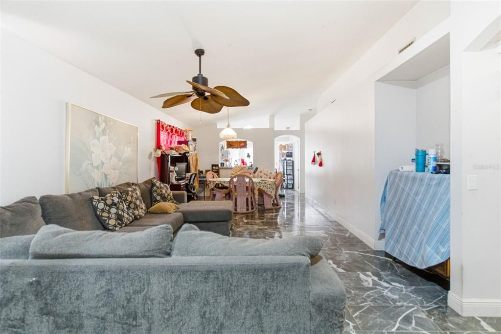 En Venta: $350,000 (3 camas, 2 baños, 1296 Pies cuadrados)