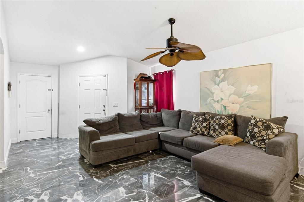 En Venta: $350,000 (3 camas, 2 baños, 1296 Pies cuadrados)