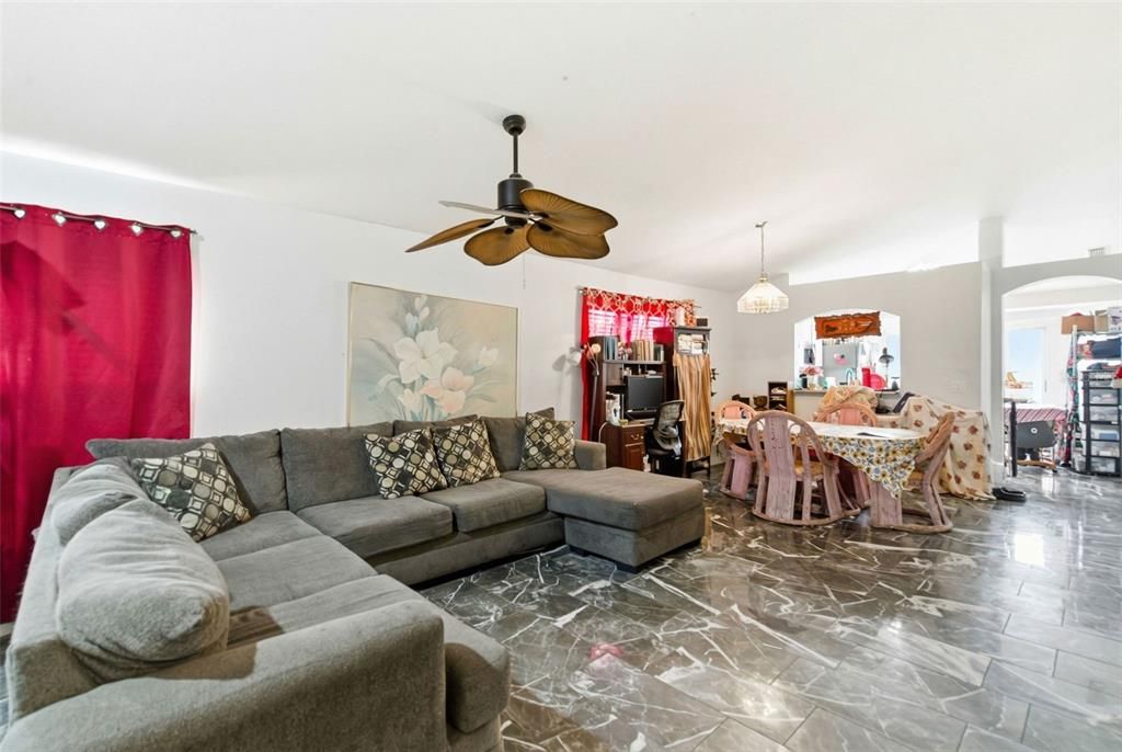 En Venta: $350,000 (3 camas, 2 baños, 1296 Pies cuadrados)