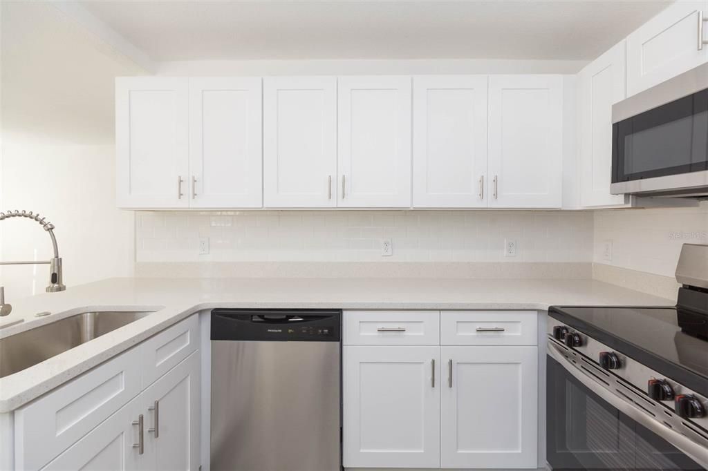 For Sale: $249,900 (2 beds, 2 baths, 672 Square Feet)