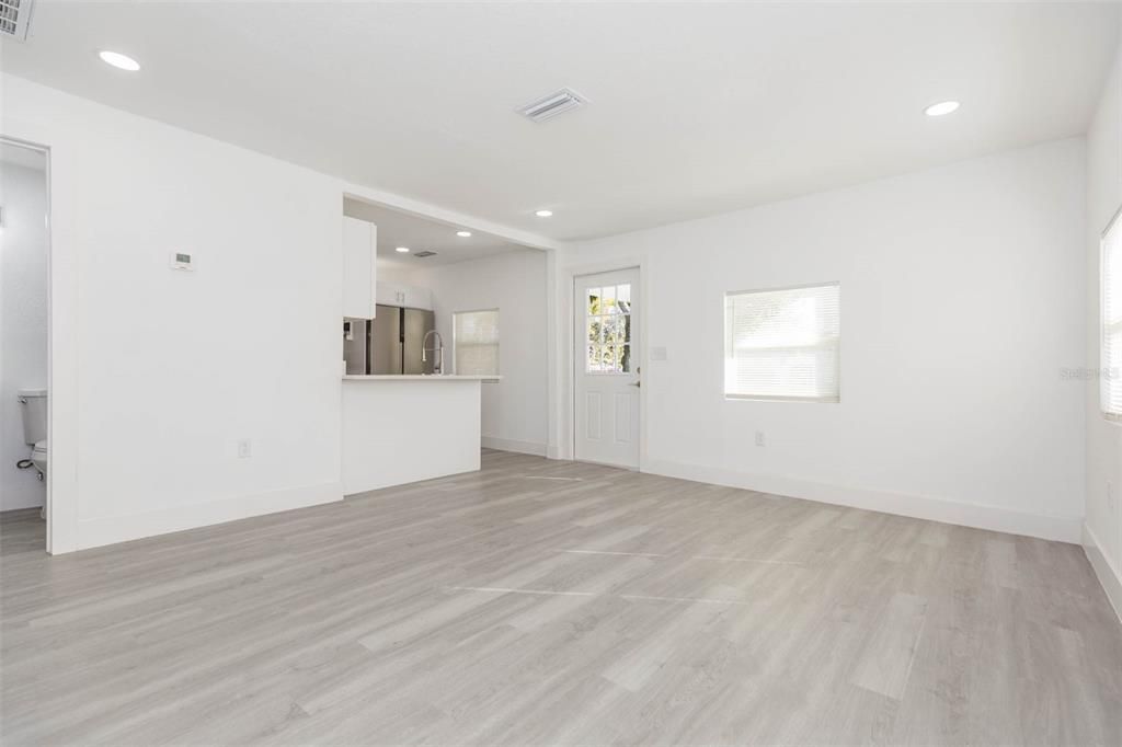 For Sale: $249,900 (2 beds, 2 baths, 672 Square Feet)