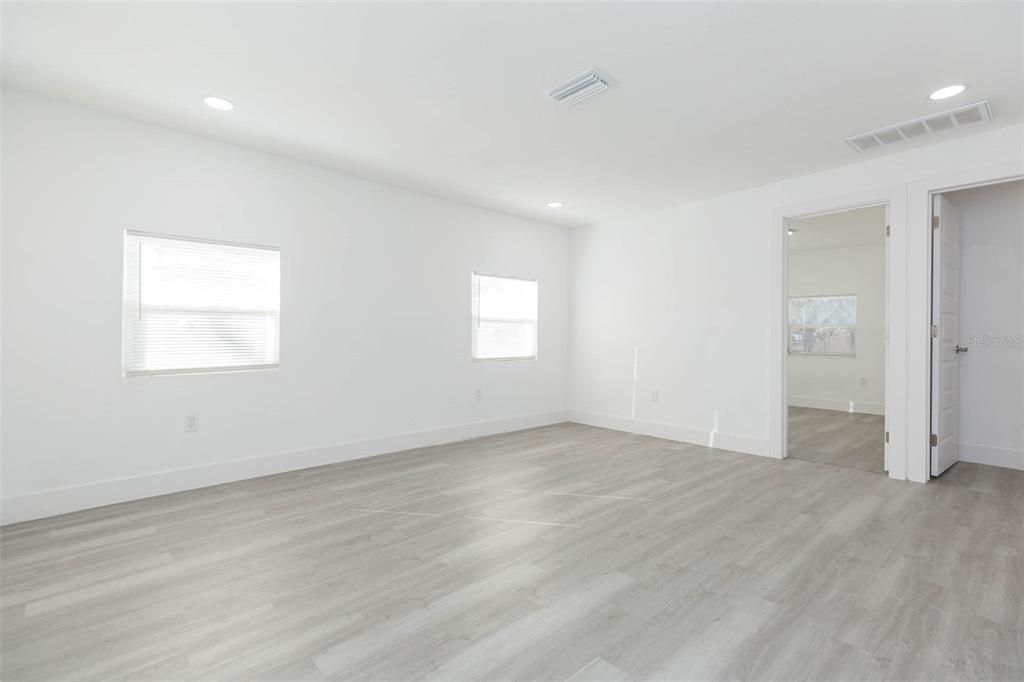 For Sale: $249,900 (2 beds, 2 baths, 672 Square Feet)