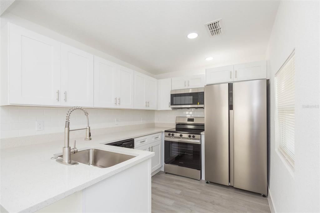 For Sale: $249,900 (2 beds, 2 baths, 672 Square Feet)