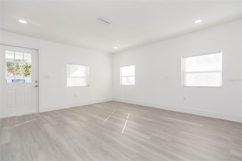 For Sale: $249,900 (2 beds, 2 baths, 672 Square Feet)