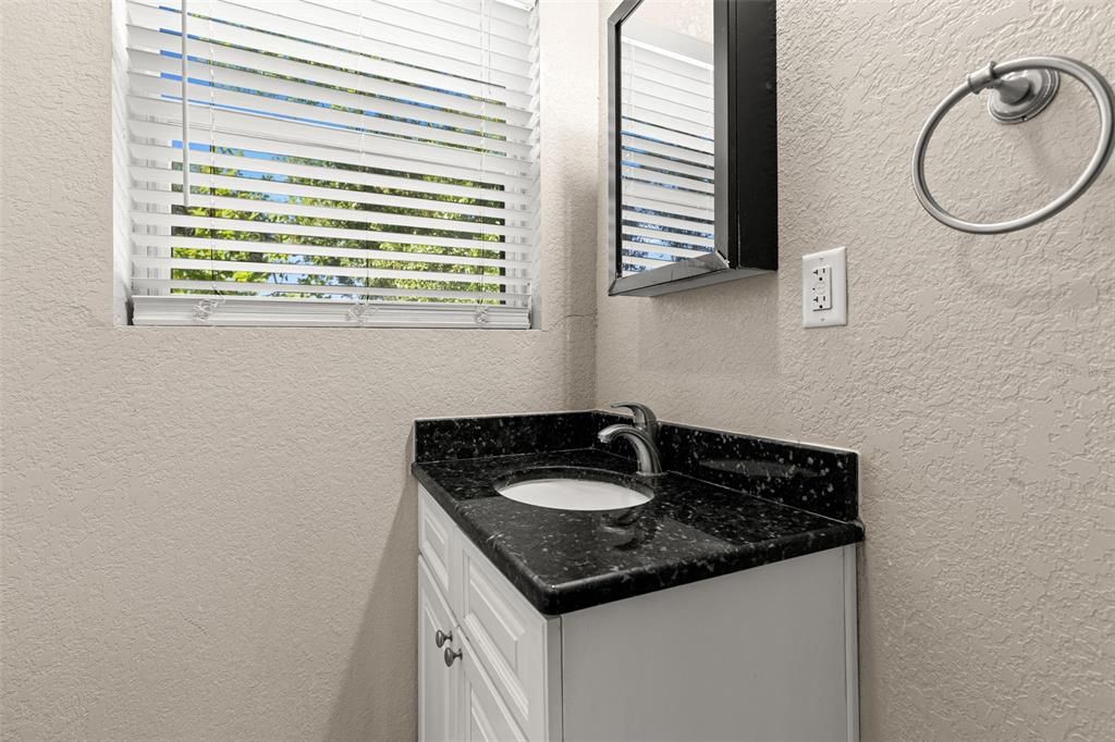 待售: $249,900 (2 贝兹, 1 浴室, 1180 平方英尺)