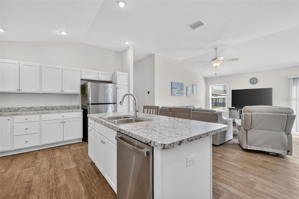 На продажу: $285,000 (2 спален, 2 ванн, 1240 Квадратных фут)