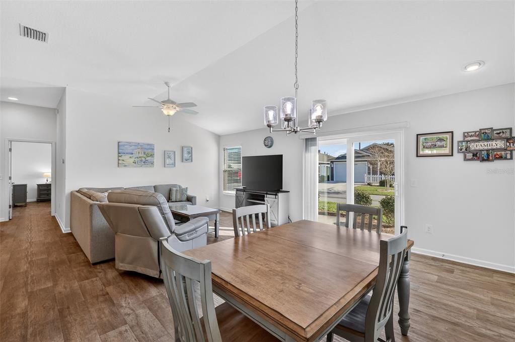 На продажу: $285,000 (2 спален, 2 ванн, 1240 Квадратных фут)