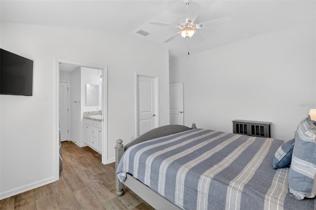 На продажу: $285,000 (2 спален, 2 ванн, 1240 Квадратных фут)