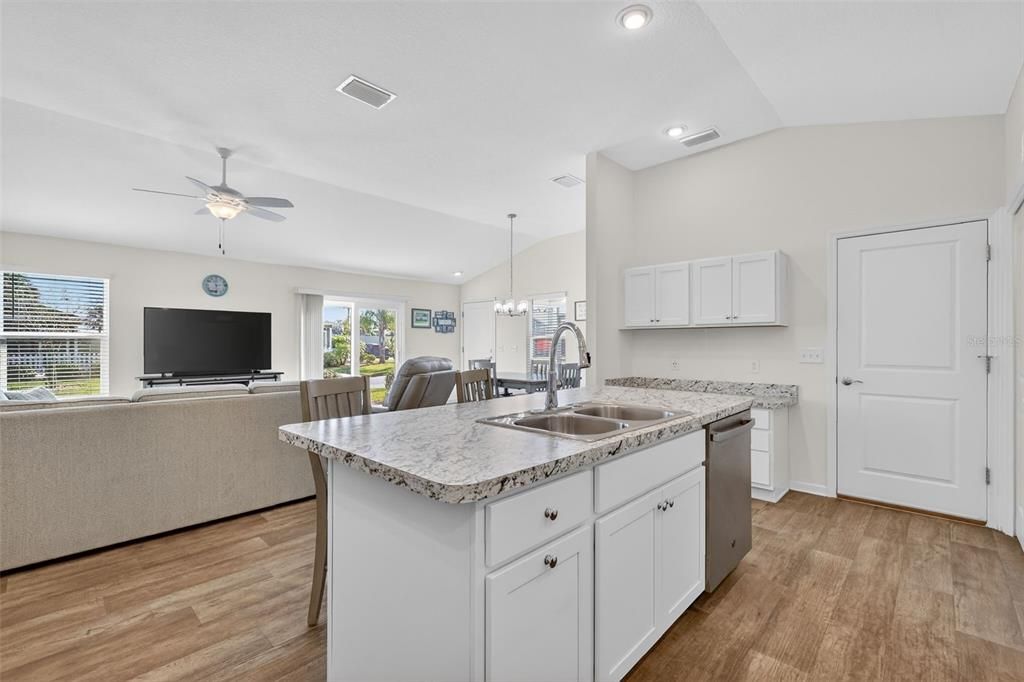 На продажу: $285,000 (2 спален, 2 ванн, 1240 Квадратных фут)