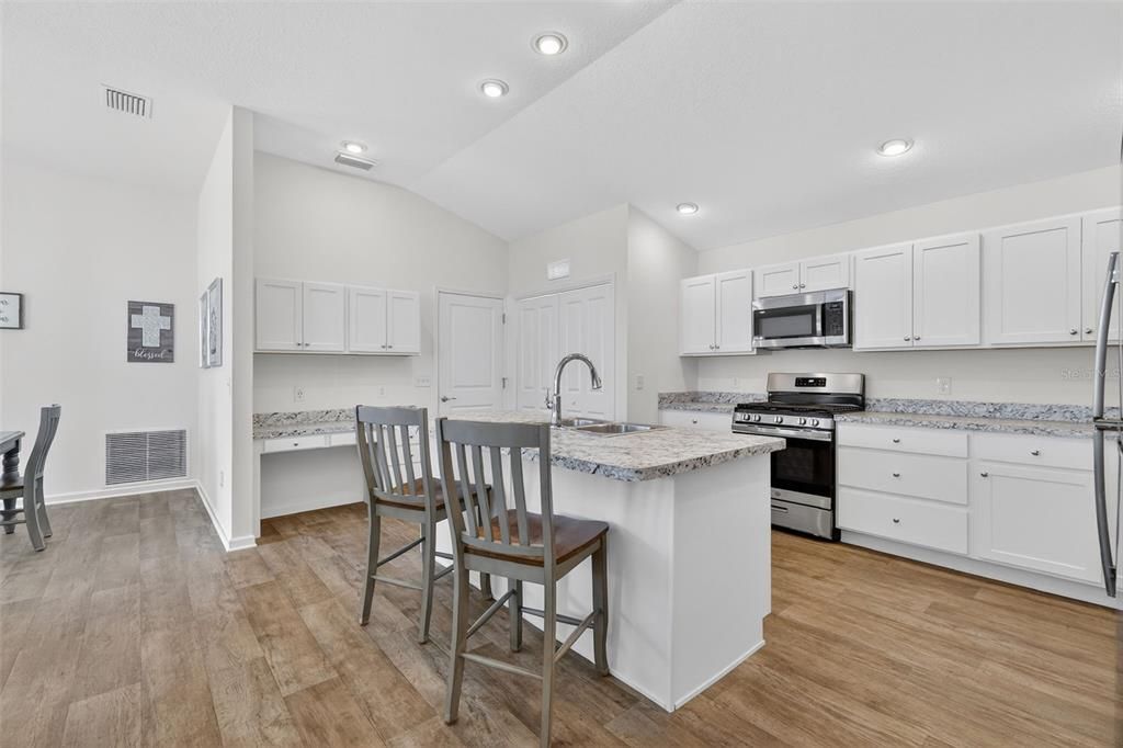 На продажу: $285,000 (2 спален, 2 ванн, 1240 Квадратных фут)