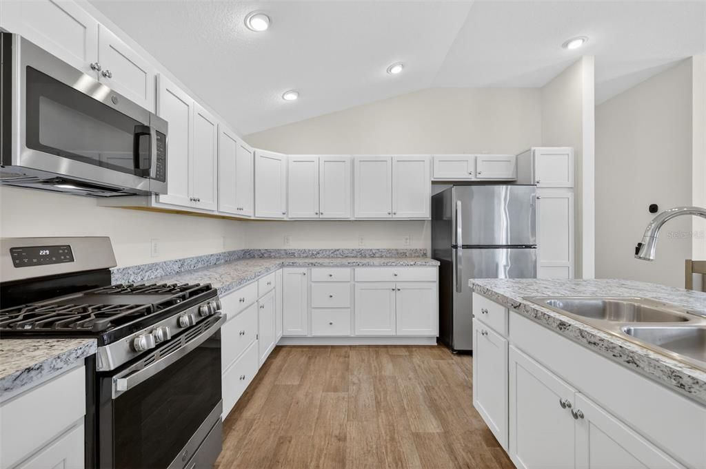 На продажу: $285,000 (2 спален, 2 ванн, 1240 Квадратных фут)