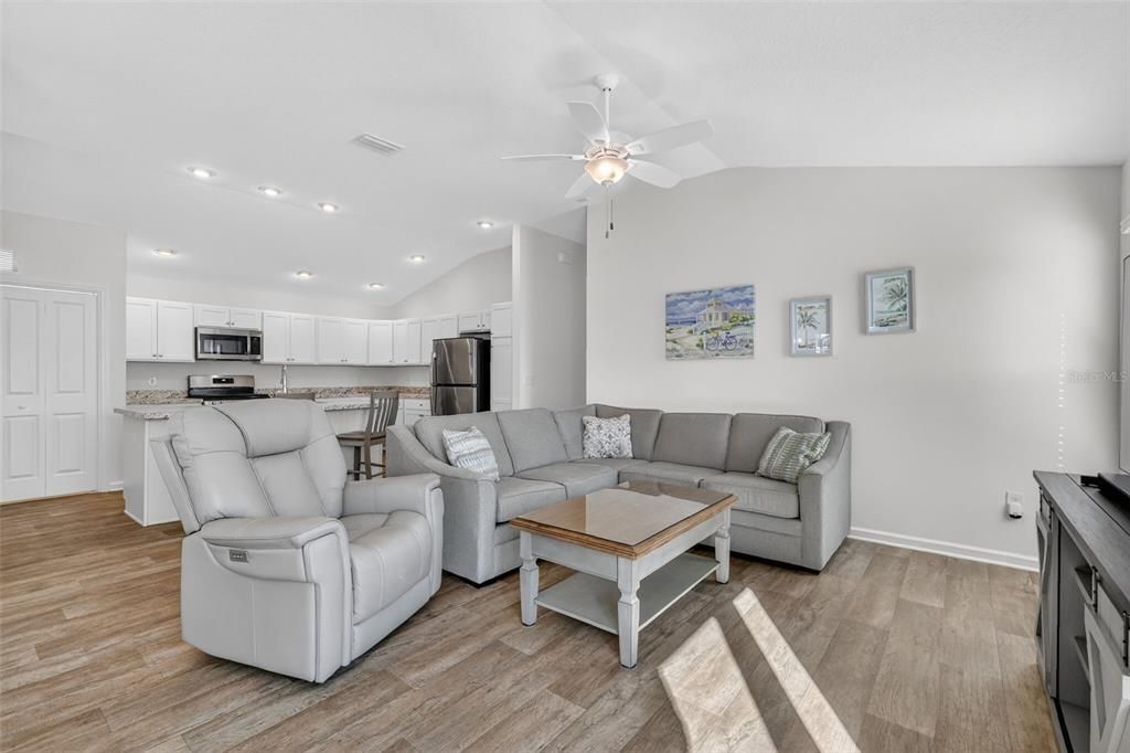 На продажу: $285,000 (2 спален, 2 ванн, 1240 Квадратных фут)