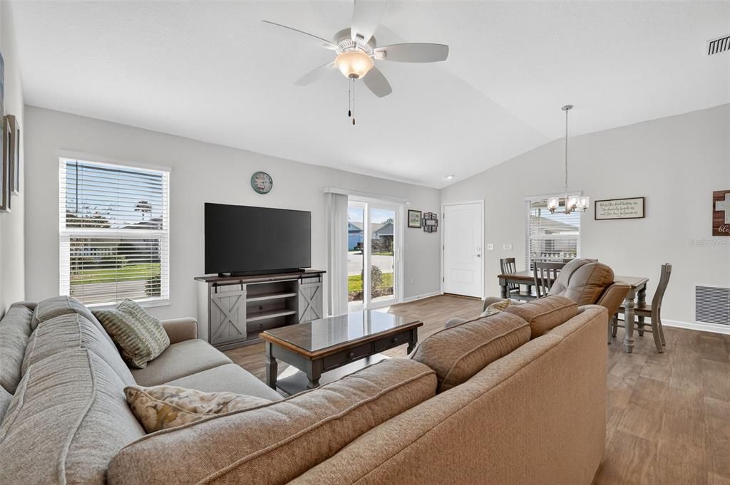 На продажу: $285,000 (2 спален, 2 ванн, 1240 Квадратных фут)