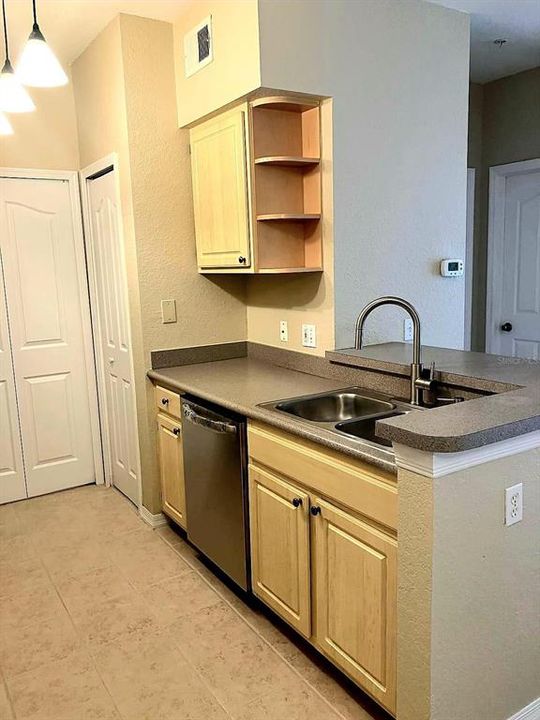 For Rent: $1,390 (1 beds, 1 baths, 672 Square Feet)