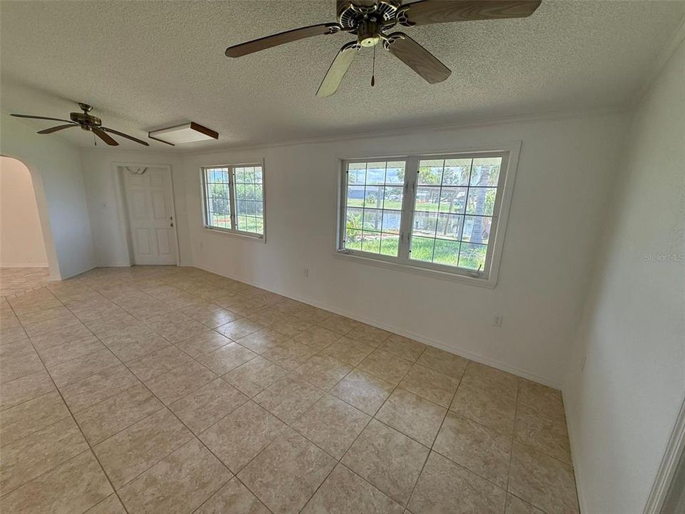 For Rent: $1,750 (2 beds, 1 baths, 1294 Square Feet)