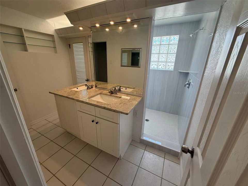 For Rent: $1,750 (2 beds, 1 baths, 1294 Square Feet)