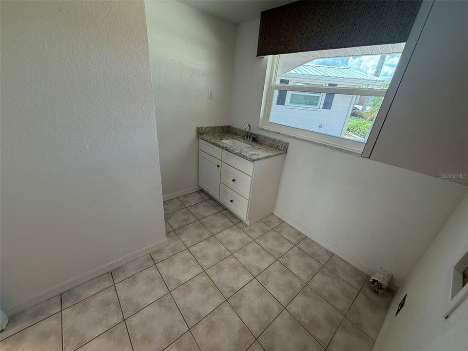 For Rent: $1,750 (2 beds, 1 baths, 1294 Square Feet)