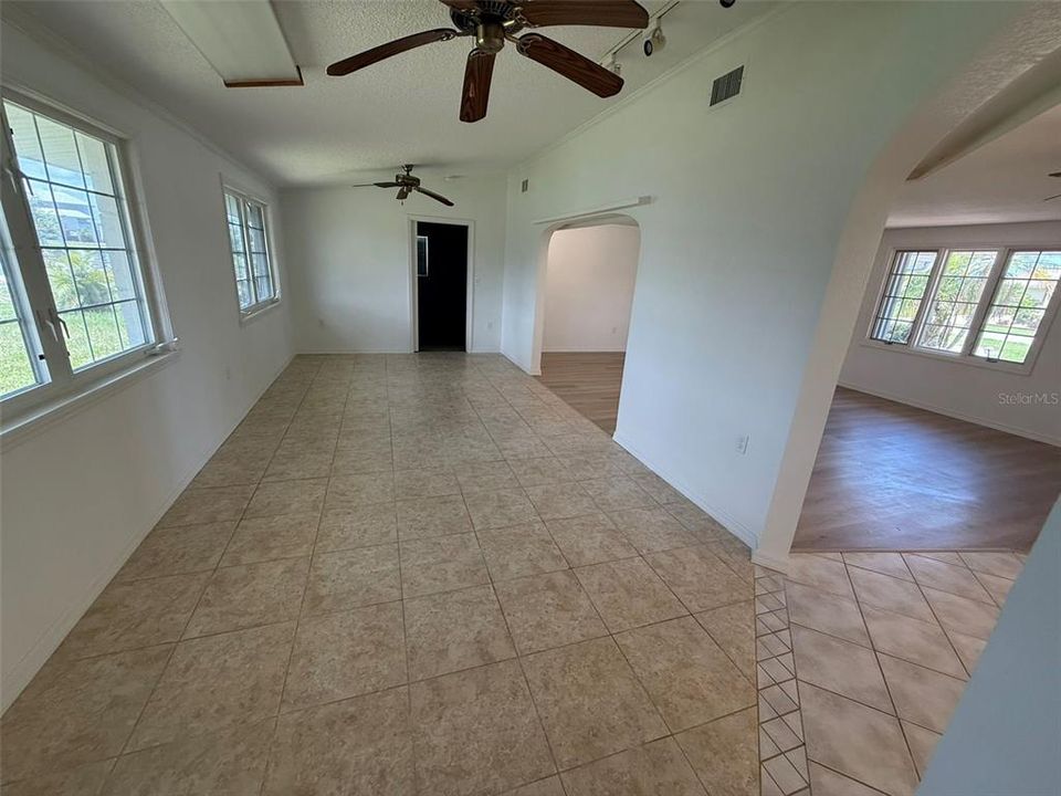 For Rent: $1,750 (2 beds, 1 baths, 1294 Square Feet)