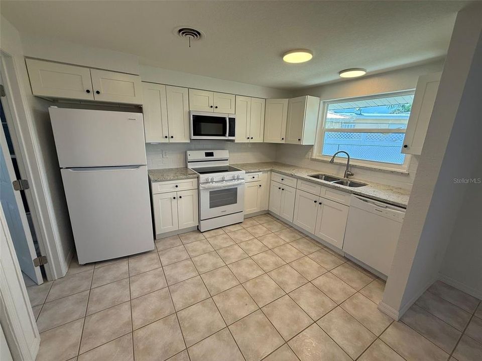 For Rent: $1,750 (2 beds, 1 baths, 1294 Square Feet)