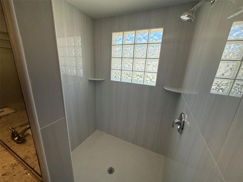 For Rent: $1,750 (2 beds, 1 baths, 1294 Square Feet)