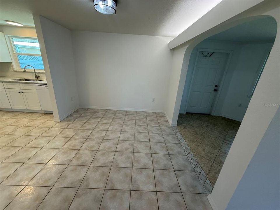 For Rent: $1,750 (2 beds, 1 baths, 1294 Square Feet)