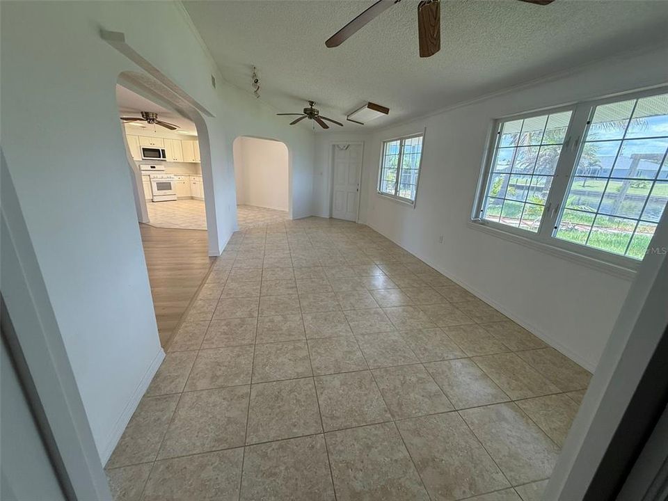 For Rent: $1,750 (2 beds, 1 baths, 1294 Square Feet)