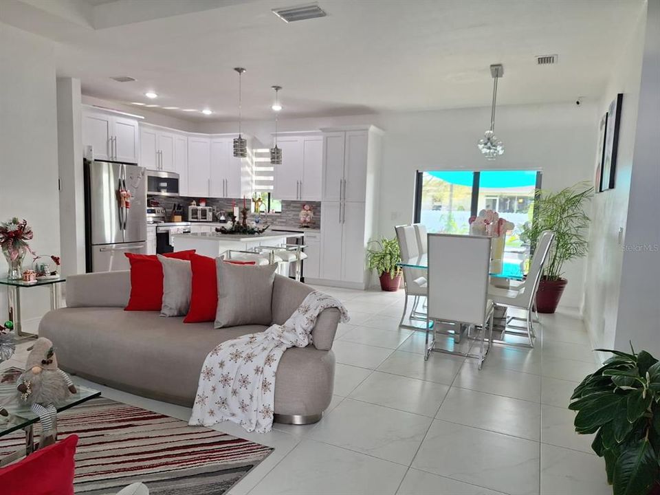 На продажу: $409,999 (3 спален, 2 ванн, 1338 Квадратных фут)