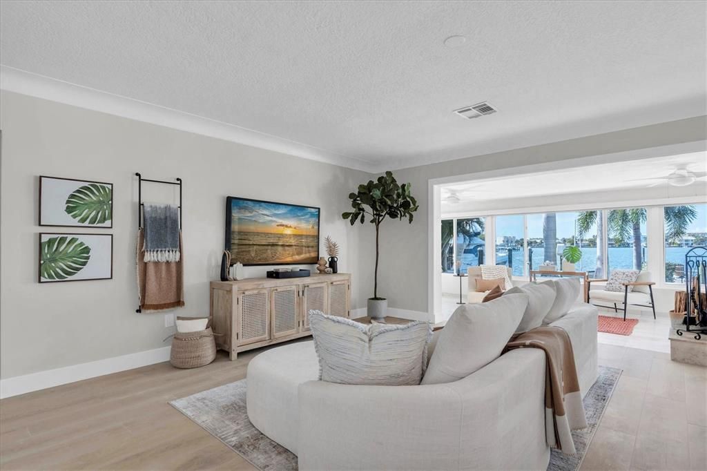 На продажу: $1,249,000 (2 спален, 2 ванн, 1740 Квадратных фут)